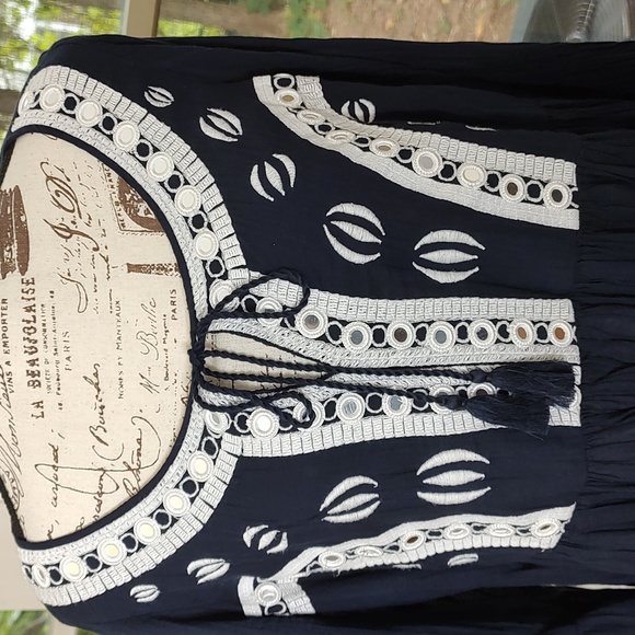 Crown & Ivy Curvy Cotton Gauze Embroidered Bell Sleeves Bohemian Blouse - Picture 3 of 9